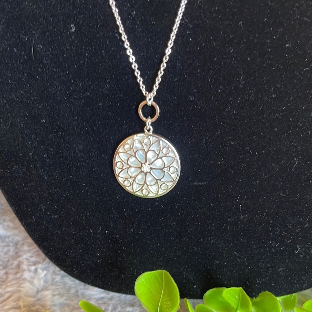 Elegant Silver Pendant Necklace - Picture 2 of 4